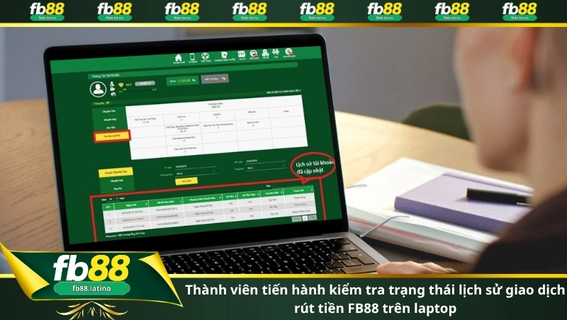 Thành viên tiến hành kiểm tra trạng thái lịch sử giao dịch rút tiền FB88 trên laptop
