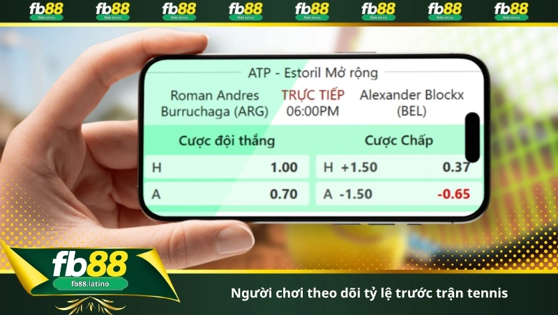 Người chơi theo dõi tỷ lệ trước trận tennis