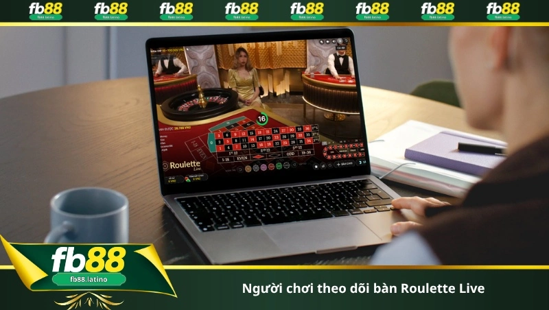 Người chơi theo dõi bàn Roulette Live